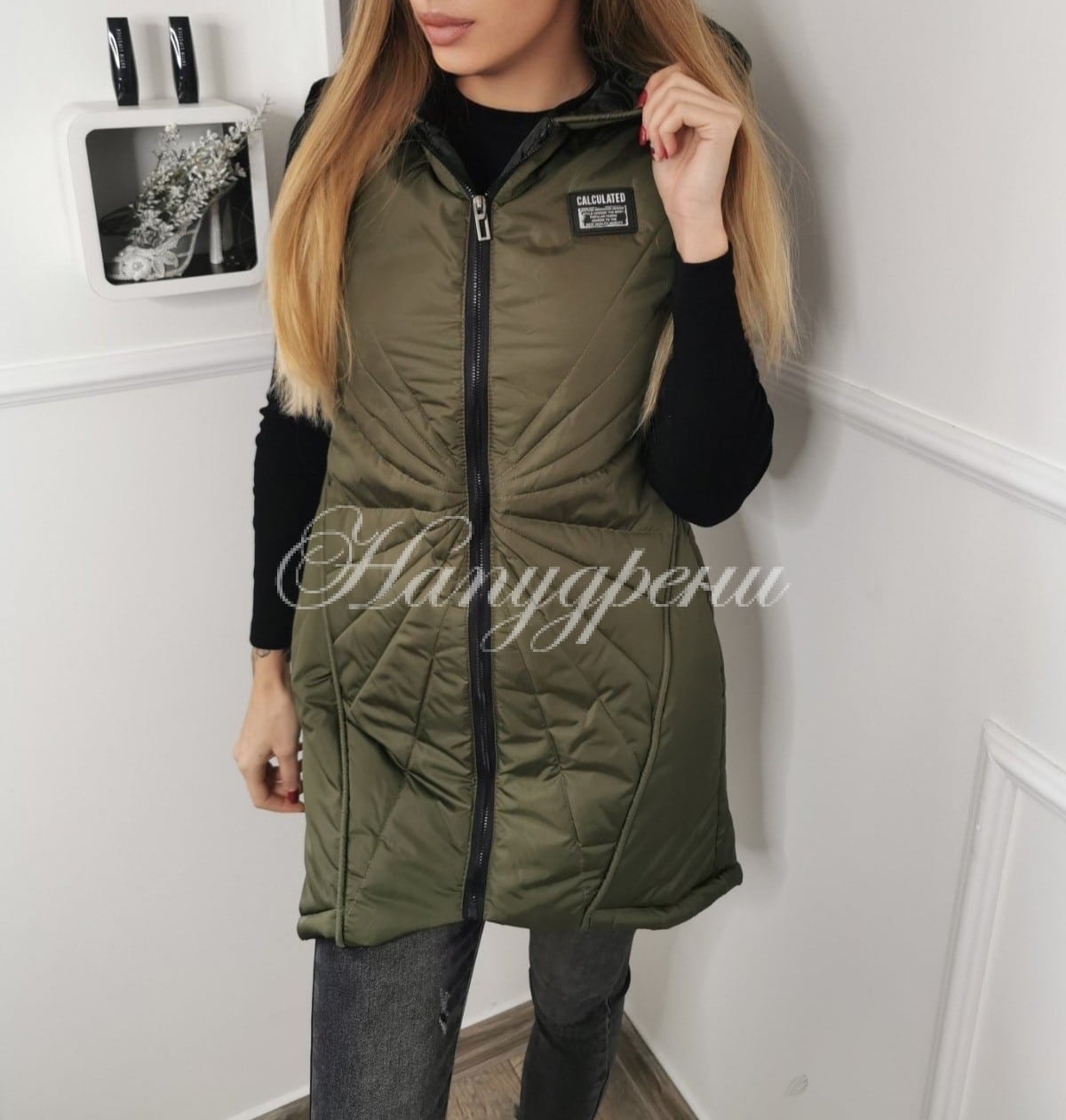 Дамски елек в зелен цвят с качулка и апликация Дамски елек в зелен цвят с качулка и апликация