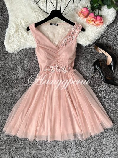 Елегантна рокля с нежни цветя в розов цвят