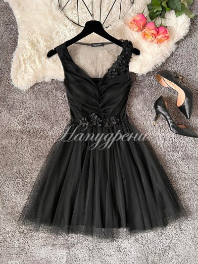 Елегантна рокля с нежни цветя в черен цвят