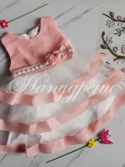 Детска рокля на воали в бял и прасковен цвят