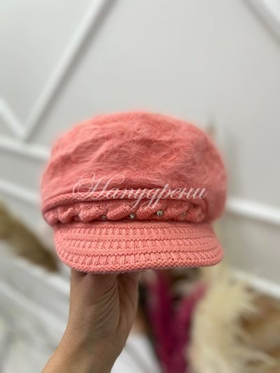Пухен каскет с камъчета в прасковено - код 3752
