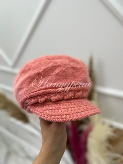 Пухен каскет с камъчета в прасковено - код 3752