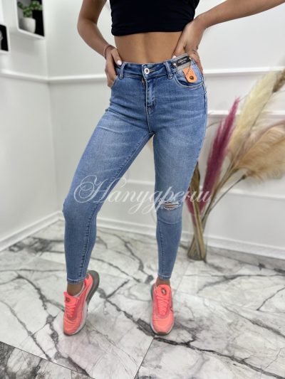 Тренди дънки с изчистен дизайн в синьо