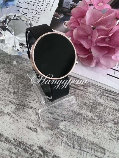 Дамски часовник със златист детайл