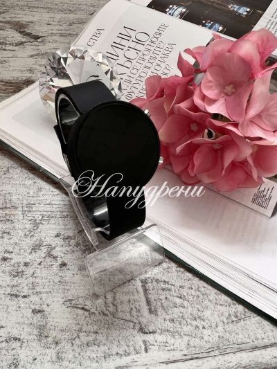 Дамски часовник с изчистен дизайн