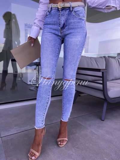 Състав & Поддръжка: Материя: еластичен деним Инструкция за третиране: до 30 градуса Дизайн & Характеристики: Дължина: дълги Цвят: син Кройка: по тялото Еластичност: стандартна Дамски дънки с цепки в син цвят - код 4791