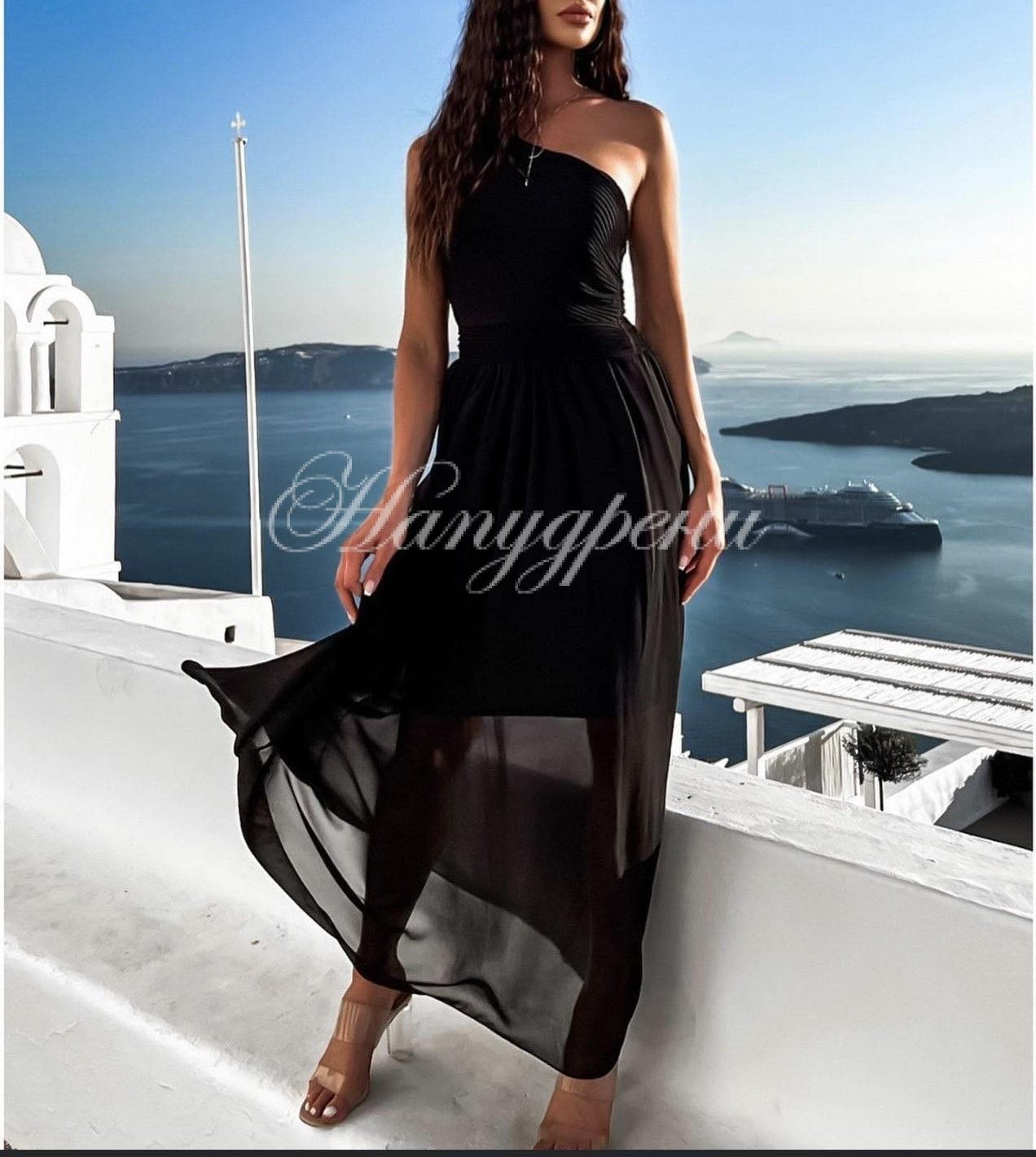 Дълга рокля с асиметрично деколте Дълга рокля с асиметрично деколте