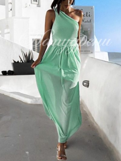 Дълга рокля с асиметрично деколте