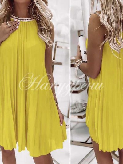 Кокетна плисирана рокля с ефектно деколте