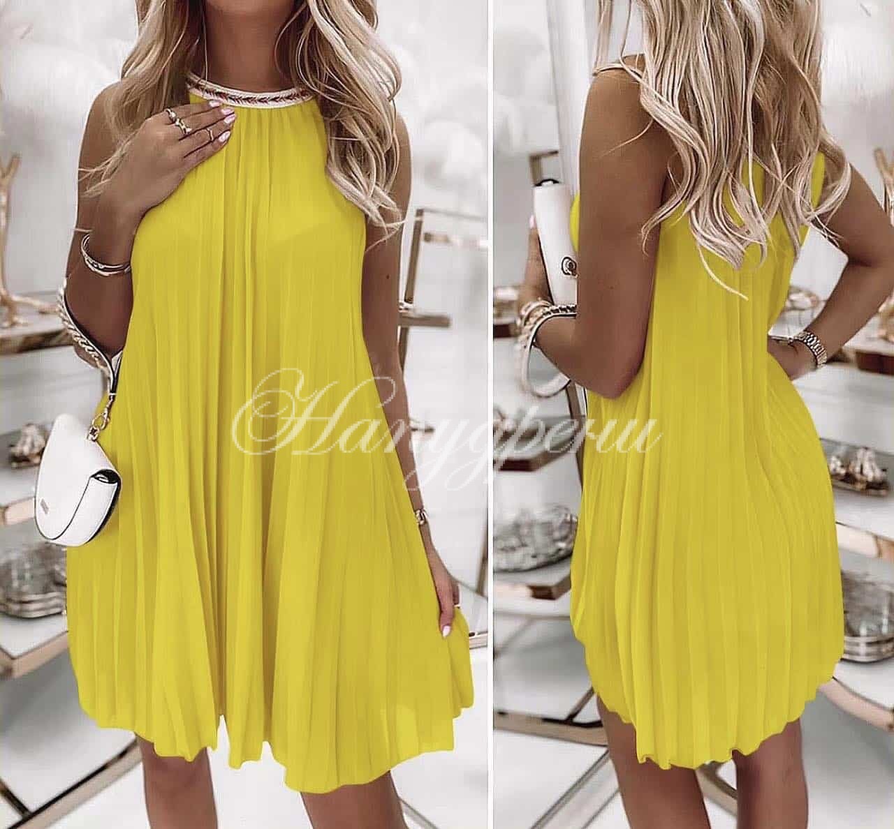 Кокетна плисирана рокля с ефектно деколте Кокетна плисирана рокля с ефектно деколте