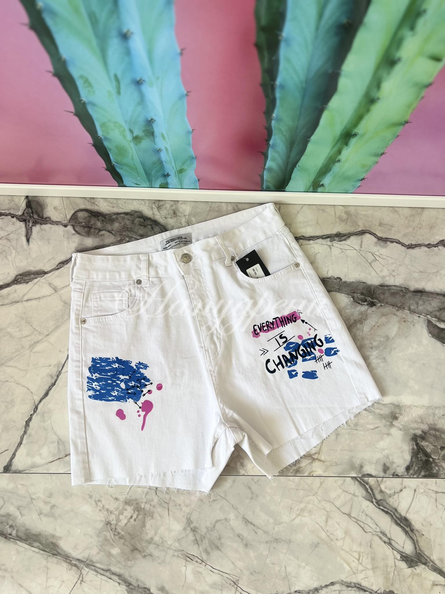 Бели къси панталонки с цветни апликации - код 5621 Бели къси панталонки с цветни апликации - код 5621