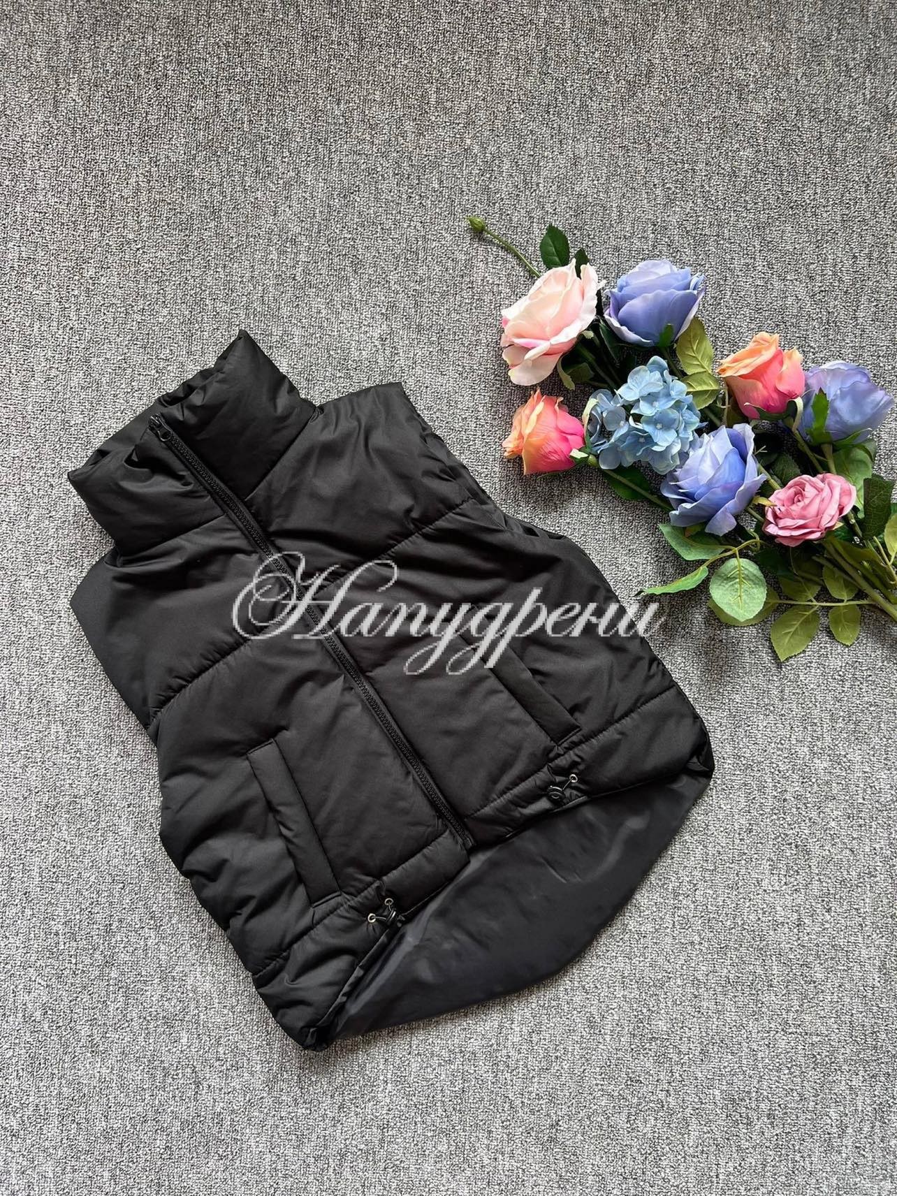 Дамски къс елек в черен цвят – код 5648 Дамски къс елек в черен цвят – код 5648