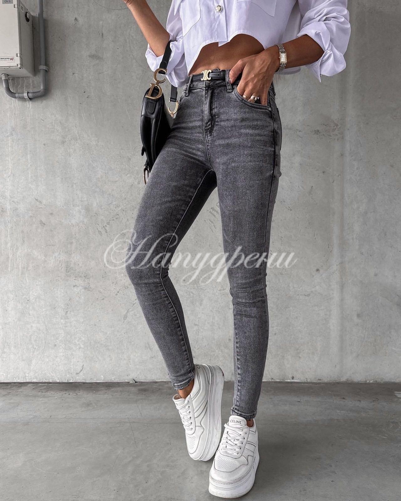 Тренди дънки с изчистен дизайн в сив цвят