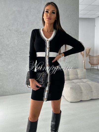 Черна рокля с бели кантове и ефектни детайли по тях - код 6085