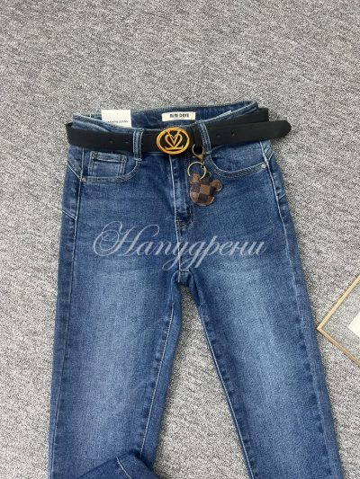 Дамски сини дънки с колан и ефектна висулка- код 5865