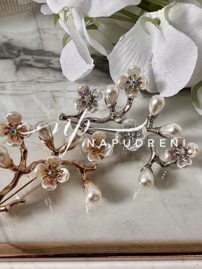 Елегантна брошка "клонка" в сребрист цвят- код 6464