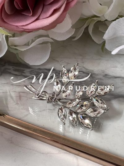 Елегантна брошка "листа" в сребрист цвят- код 6465