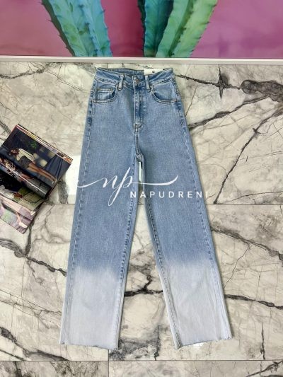 Дамски дънки в изчистен дизайн и светлосин цвят - код 6995