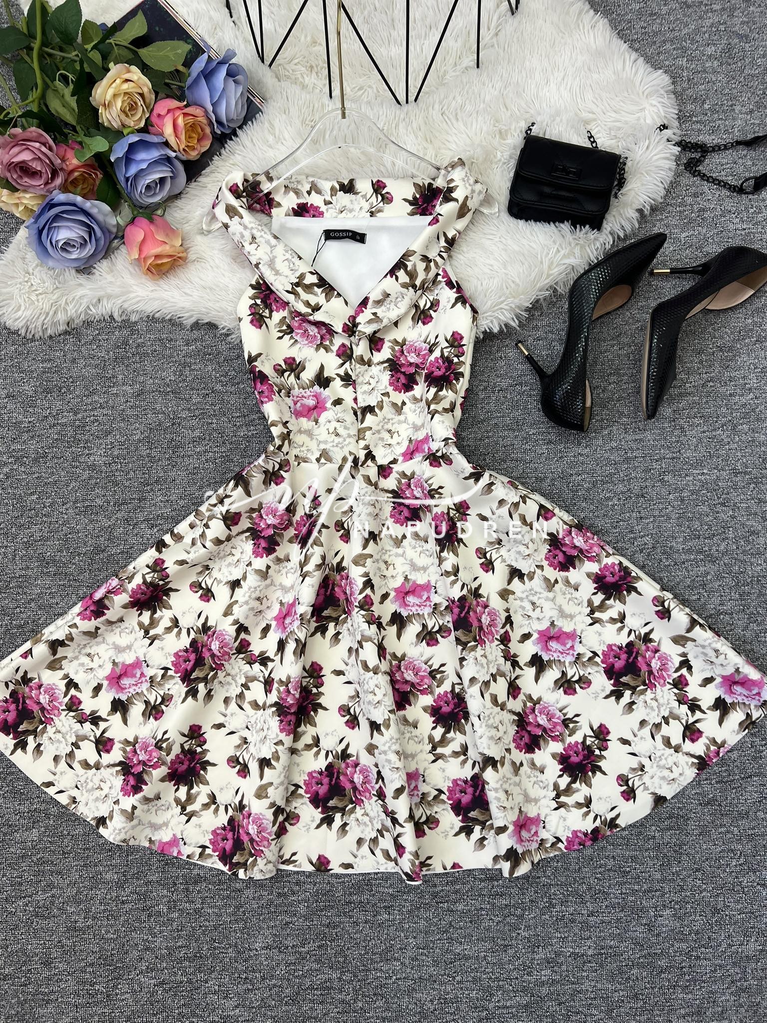 Дамска рокля на цветя в кремав цвят