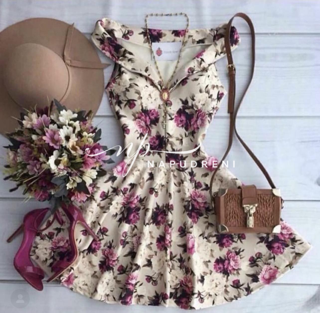 Дамска рокля на цветя в бежов цвят