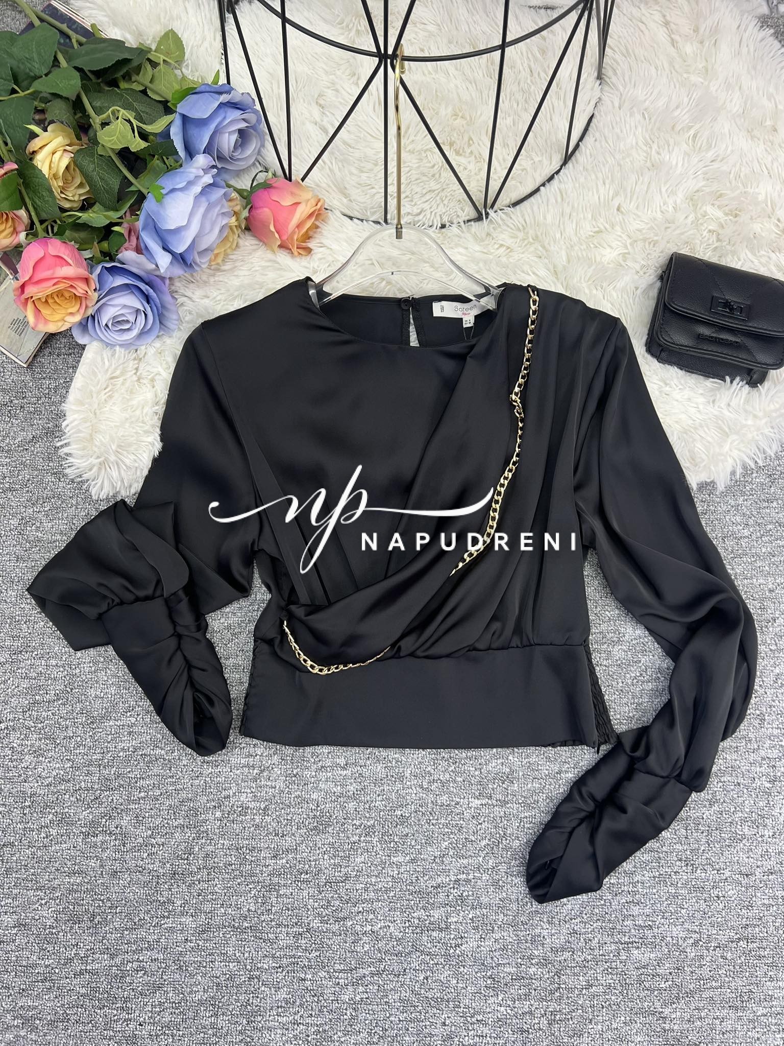 Дамска къса сатенена блуза в черен цвят – код 7090