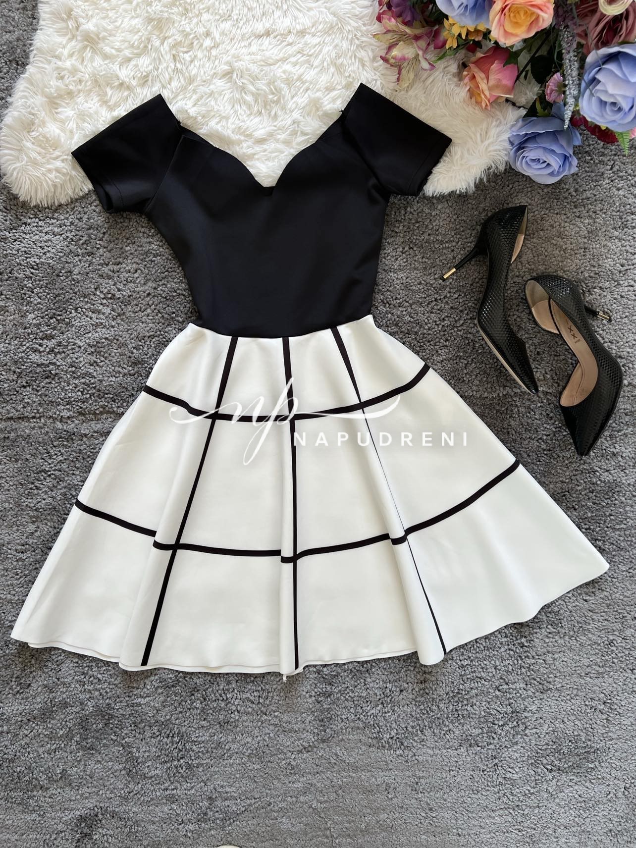 Дамска ефирна рокля в черно-бял цвят