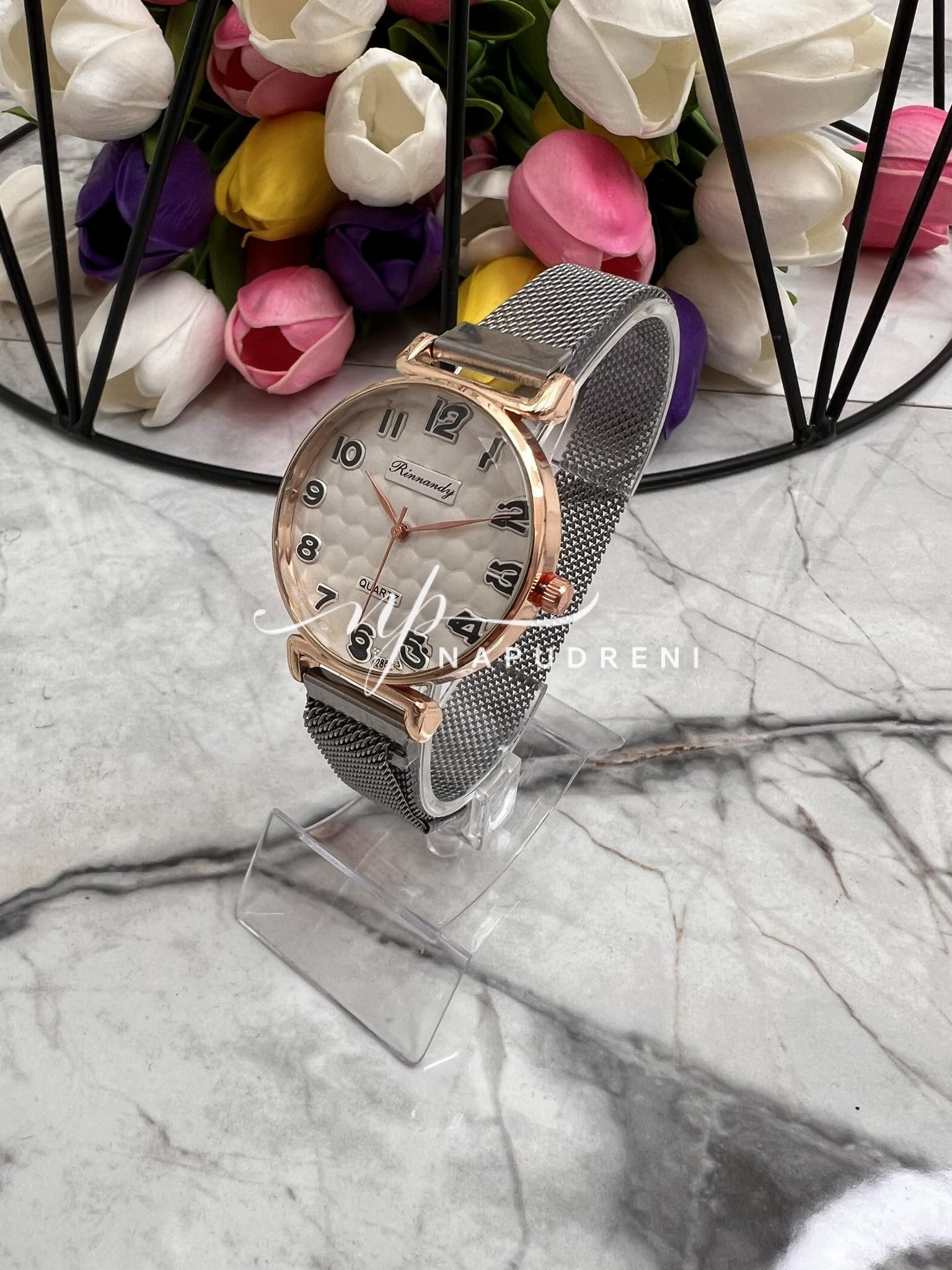 Дамски часовник в сребрист цвят – код 7409