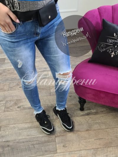 Дънки с изчистен дизайн и ефектно коланче-чантичка - код 1118