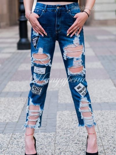 Ефектни дънки с надписи и кръпки - код 1693